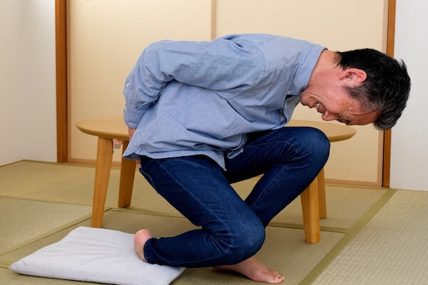 ぎっくり腰になってしまった男性